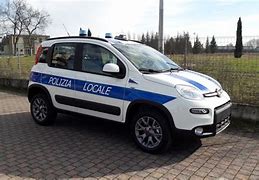 Tenta di tagliarsi le vene