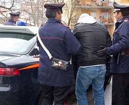 aggredisce carabinieri