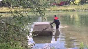 Auto finisce nel Tevere