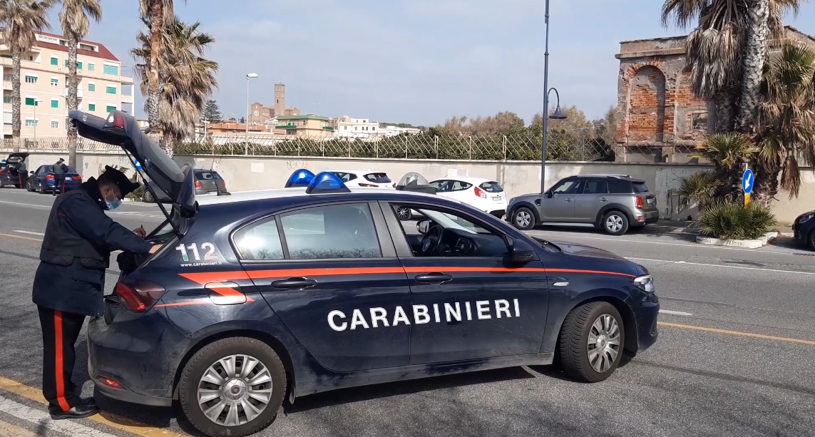 Tre spacciatori evitano posto di blocco, ma non la cattura