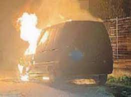 Furgone in fiamme