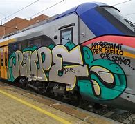 Imbrattano treni a Fidene