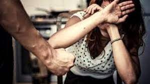 Maltratta l'ex e la figlia