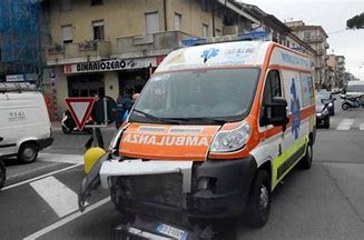 Scontro auto e ambulanza