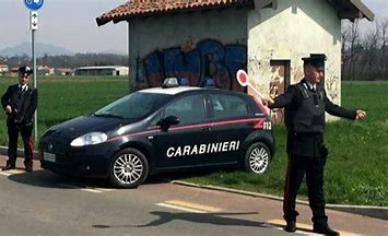 Fugge all'Alt dei carabinieri