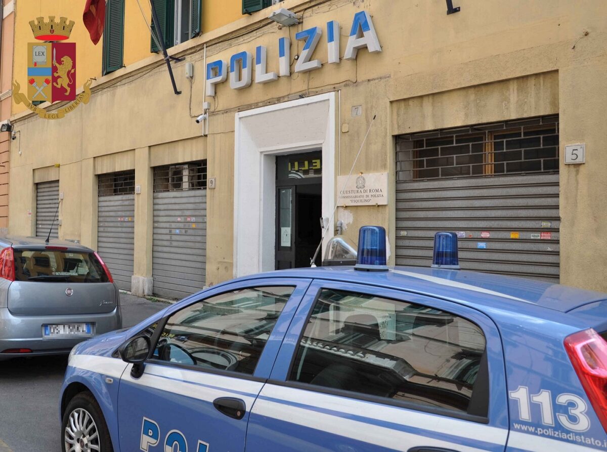 Borseggiatore preso "con le mani nel sacco"
