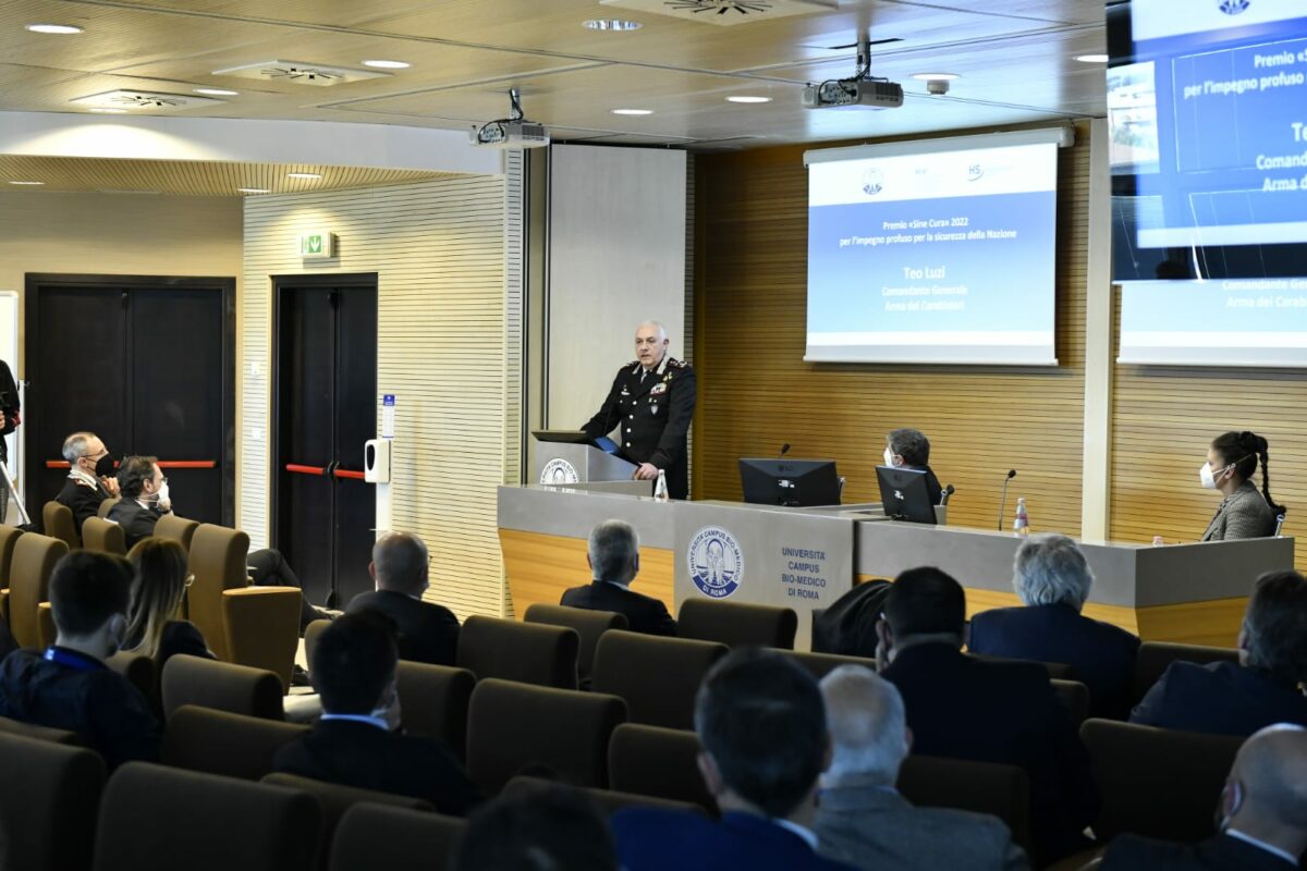 Il Comandante Luzi premio "Sine Cura" del Master in Homeland Security