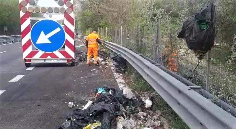 Rimozione rifiuti sulla statale 675 Umbro Laziale