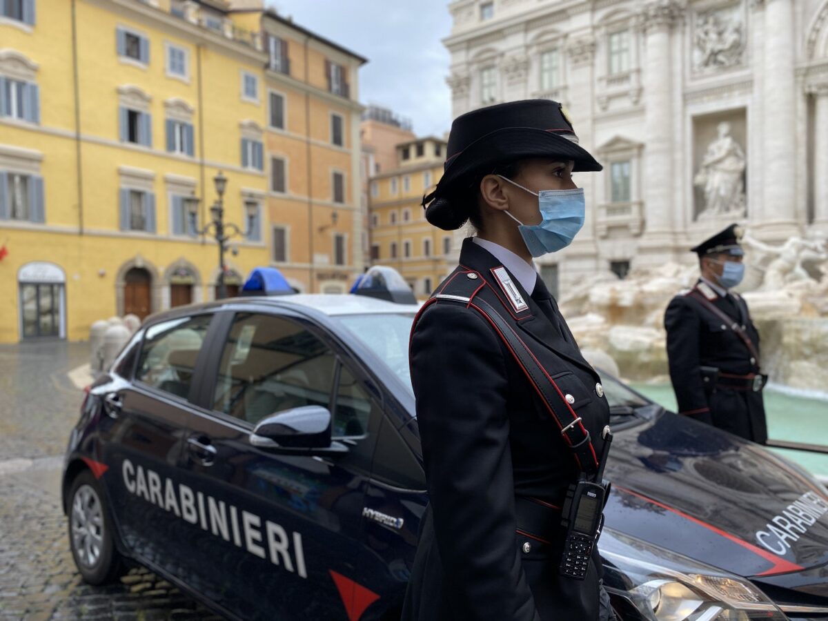 Offensiva dei Carabinieri contro l'abusivismo nel Centro Storico