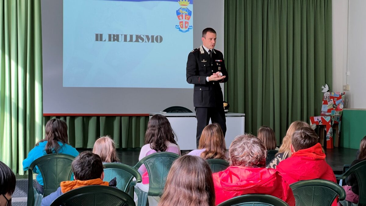 Bullismo e rischi nell'uso dei social a scuola con i Carabinieri
