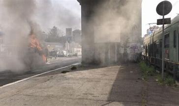 Mezzo AMA prende fuoco
