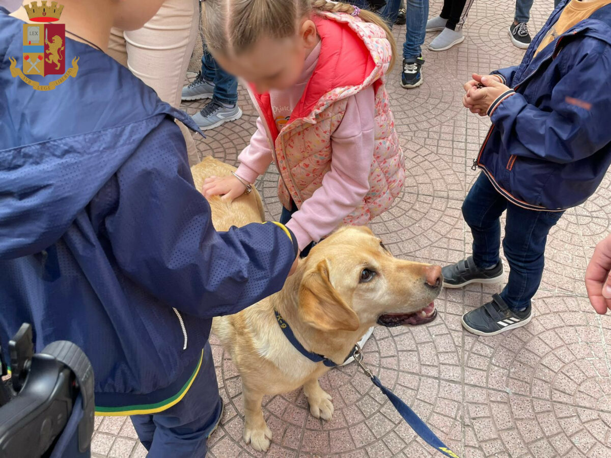 La Polizia vicina ai bambini ucraini