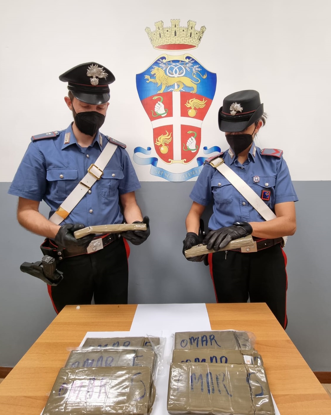 Pusher minorenne colto sul fatto con 4 kg di droga