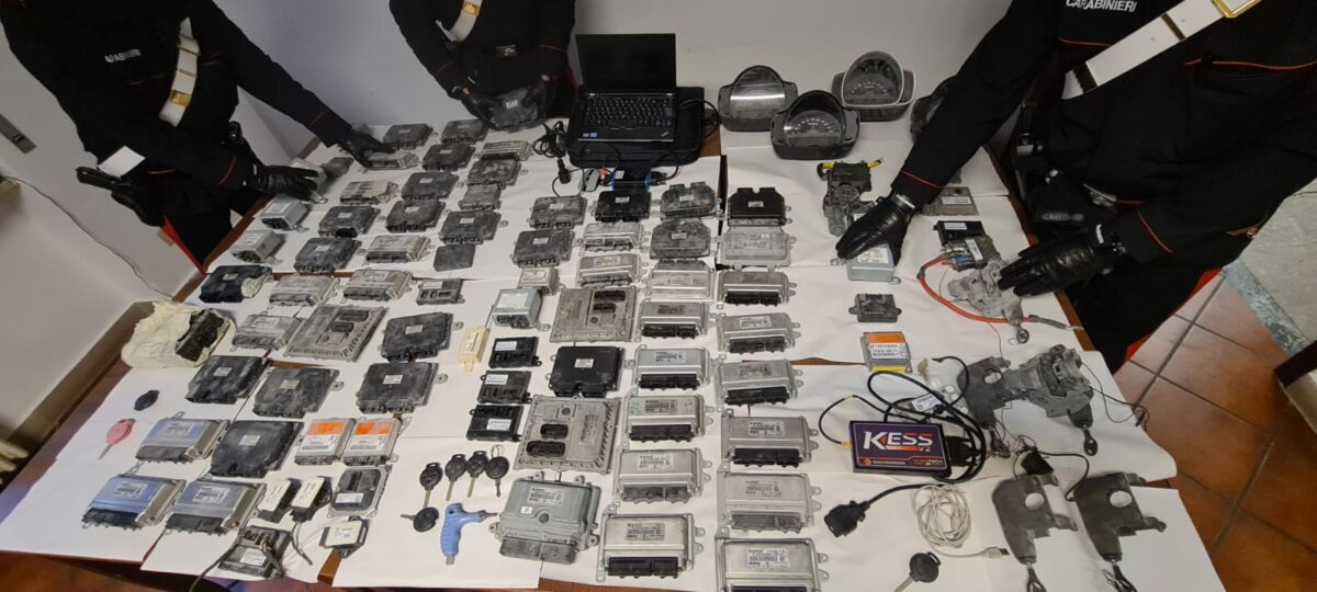 Garage centro ricettazione scoperto dai Carabinieri