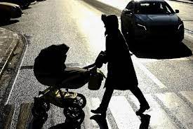 Investe mamma con passeggino