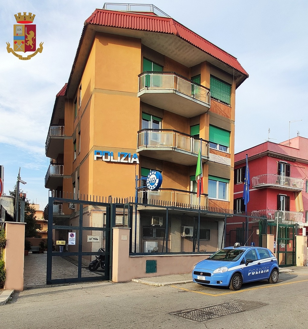 sfonda con l'auto il garage