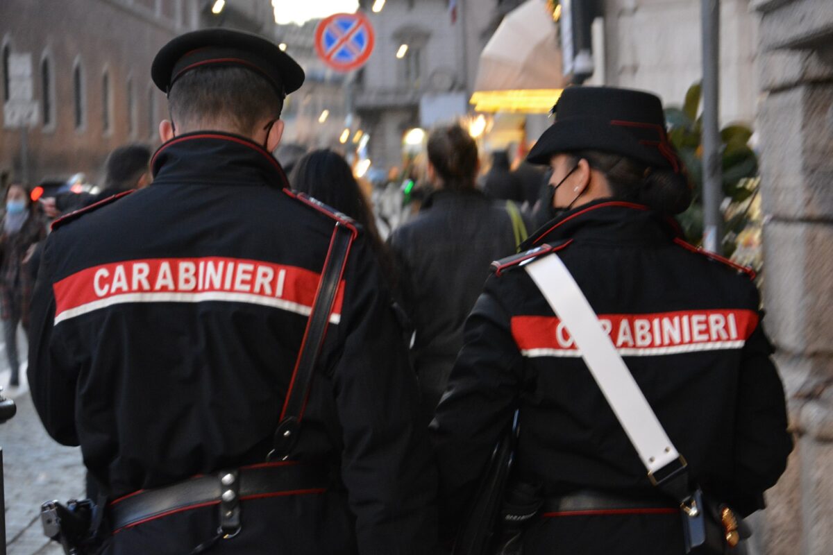 Anziano topo d'appartamento colto sul fatto in via Mosca