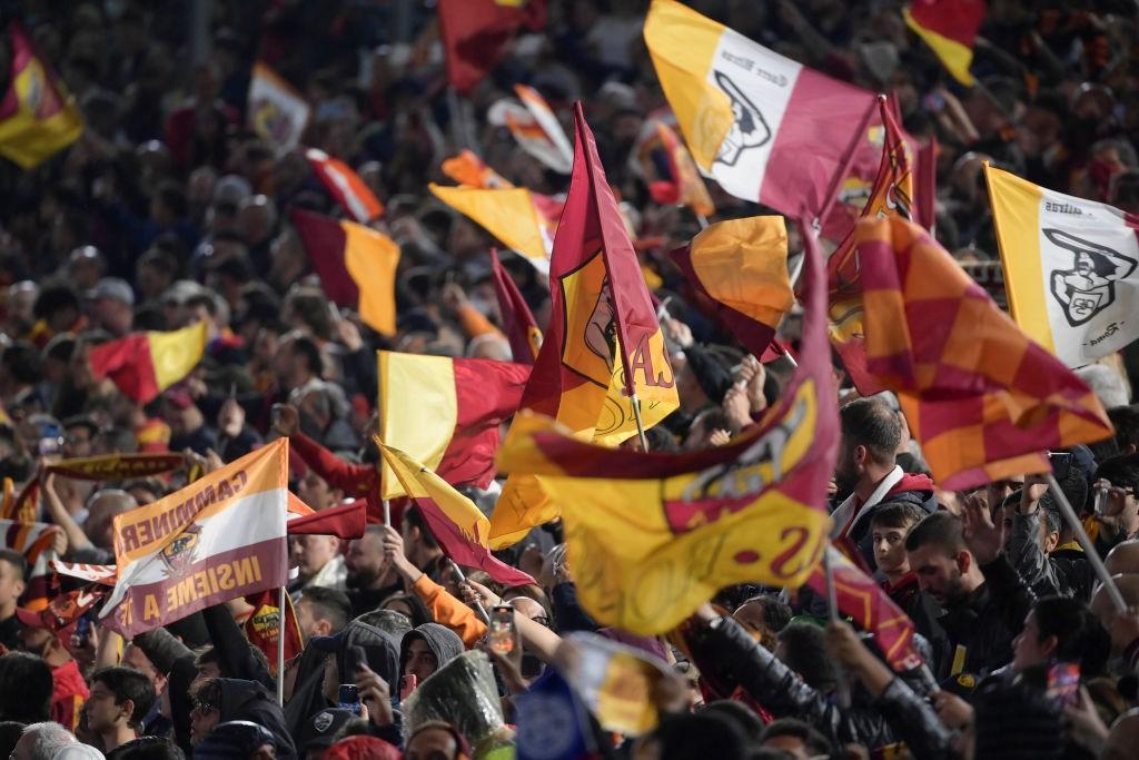 Notte di scontri tra tifosi e polizia a Tirana