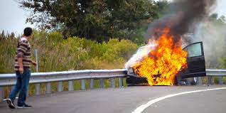 Dà fuoco ad un auto