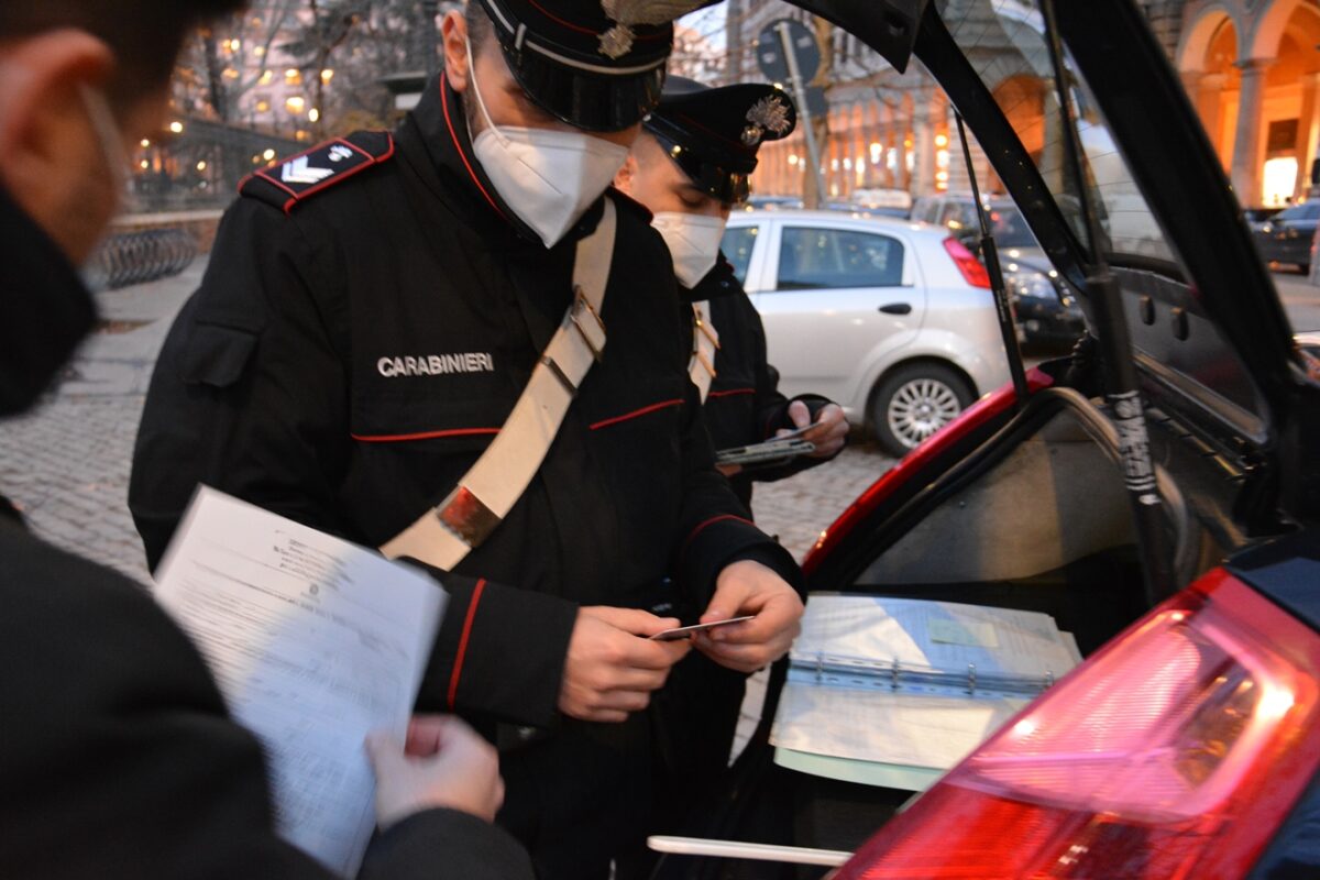 A 14 anni ruba la macchina