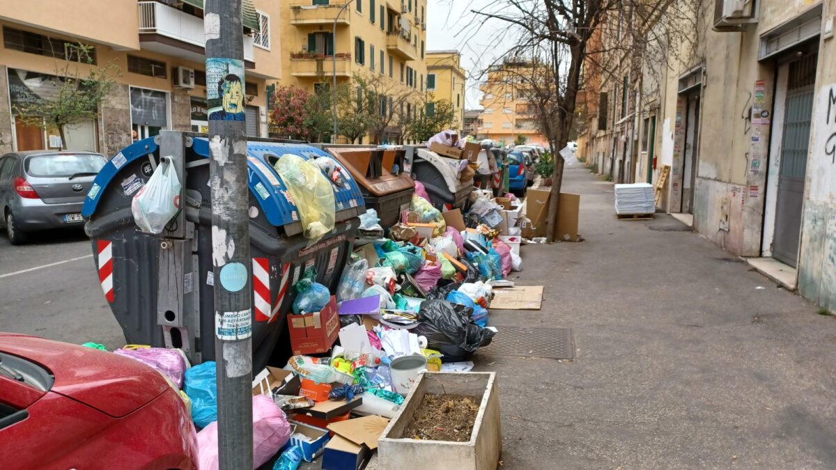Roma soffoca nel caldo e nell'immondizia