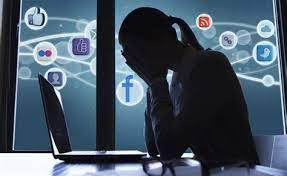 Stalking la perseguita sul web