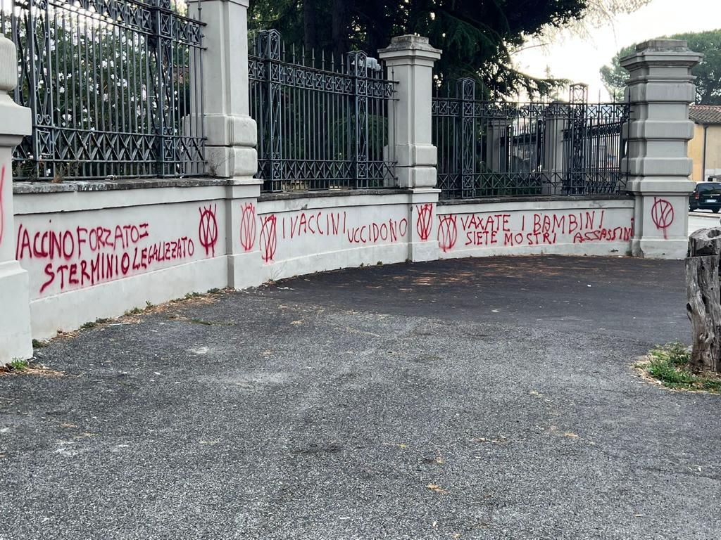 Frasi choc no vax sui muri dello Spallanzani