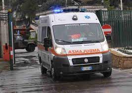 Tocca un cancello e muore