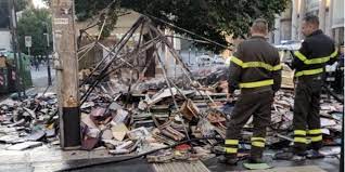 In fiamme la bancarella