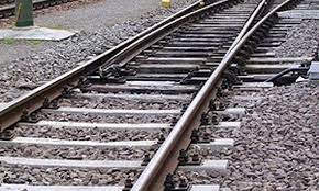 Tragedia sui binari un morto
