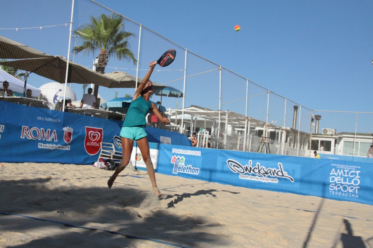 Cinquecento atleti per il beach tennis a Ostia
