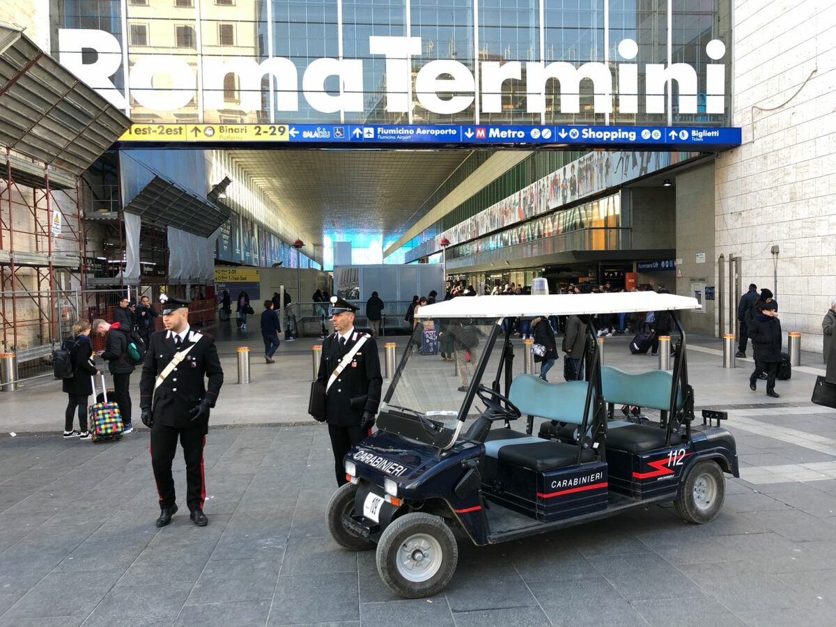 Turisti della Capitale assediati dai borseggiatori