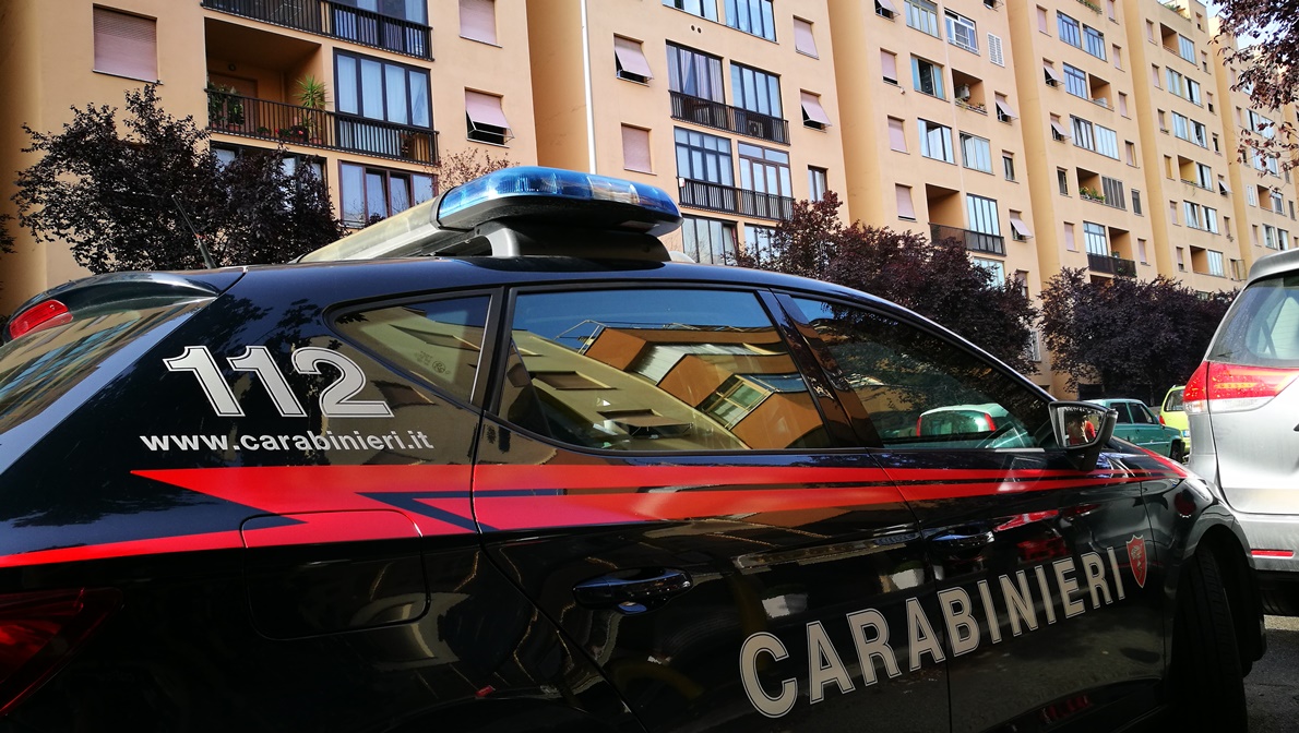 Tenta di bruciare la compagna: 41enne in manette a Pomezia
