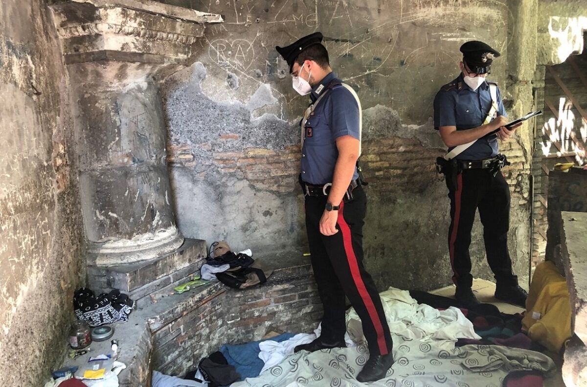 Bivacco permanente sgomberato dai Carabinieri a Piazza Fiume