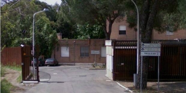 Telefonini, droga ed armi scovati a Casal del Marmo