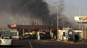 Fiamme minacciano distributore