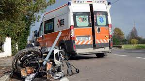 Incidente tra due auto e moto