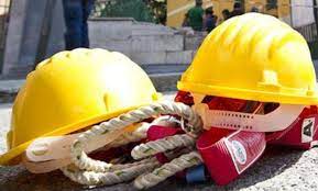 Operaio precipita dal palazzo