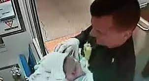 Poliziotti ostetrici sull'A1