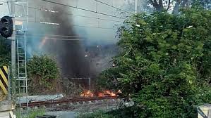 Treni sospesi per incendi