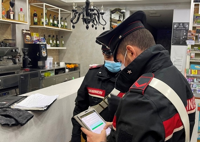 Spari contro 4 giovani