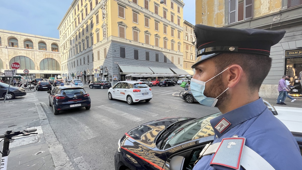 accoltellato e rapinato a Roma
