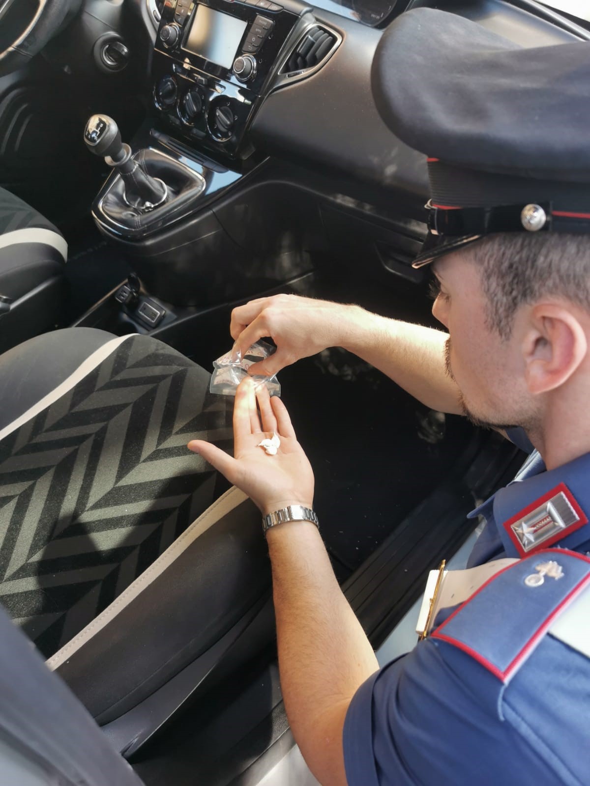 Cocaina nella presa d'aria dell'auto: arrestato dai Carabinieri