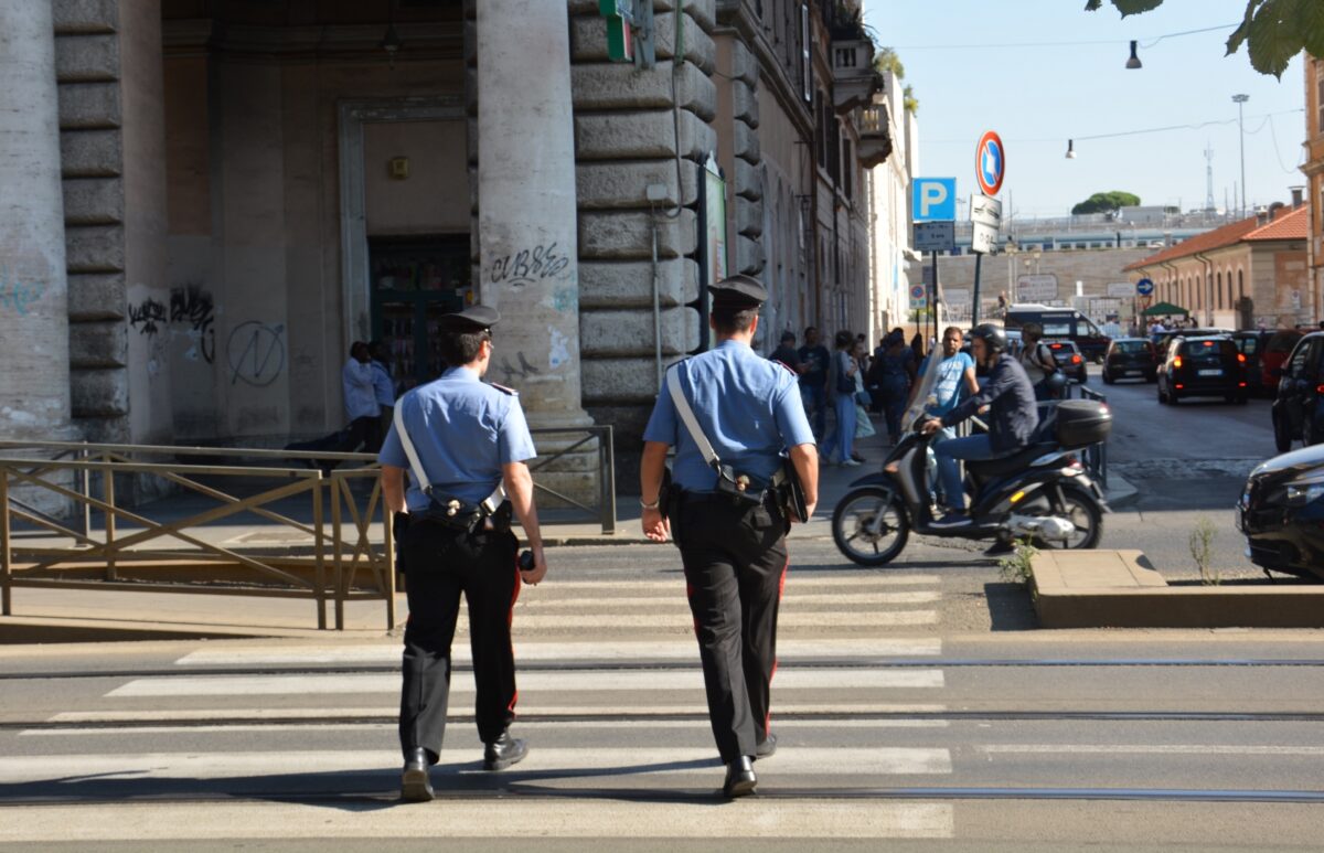 Reagisce e viene accoltellato
