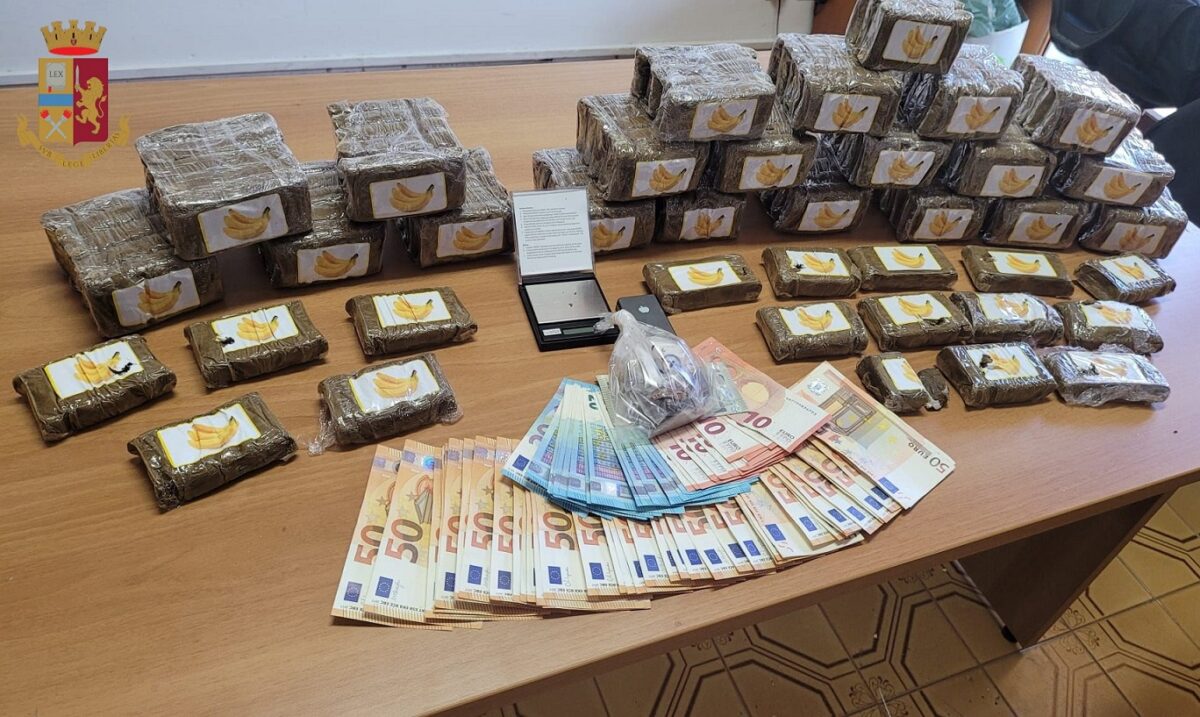 Casco di banane su ogni panetto di “fumo” sequestrato a Primavalle