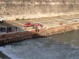 Roma cadavere nel Tevere