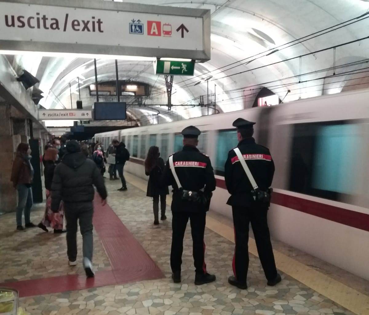 Cinque in manette nei controlli alle fermate metro