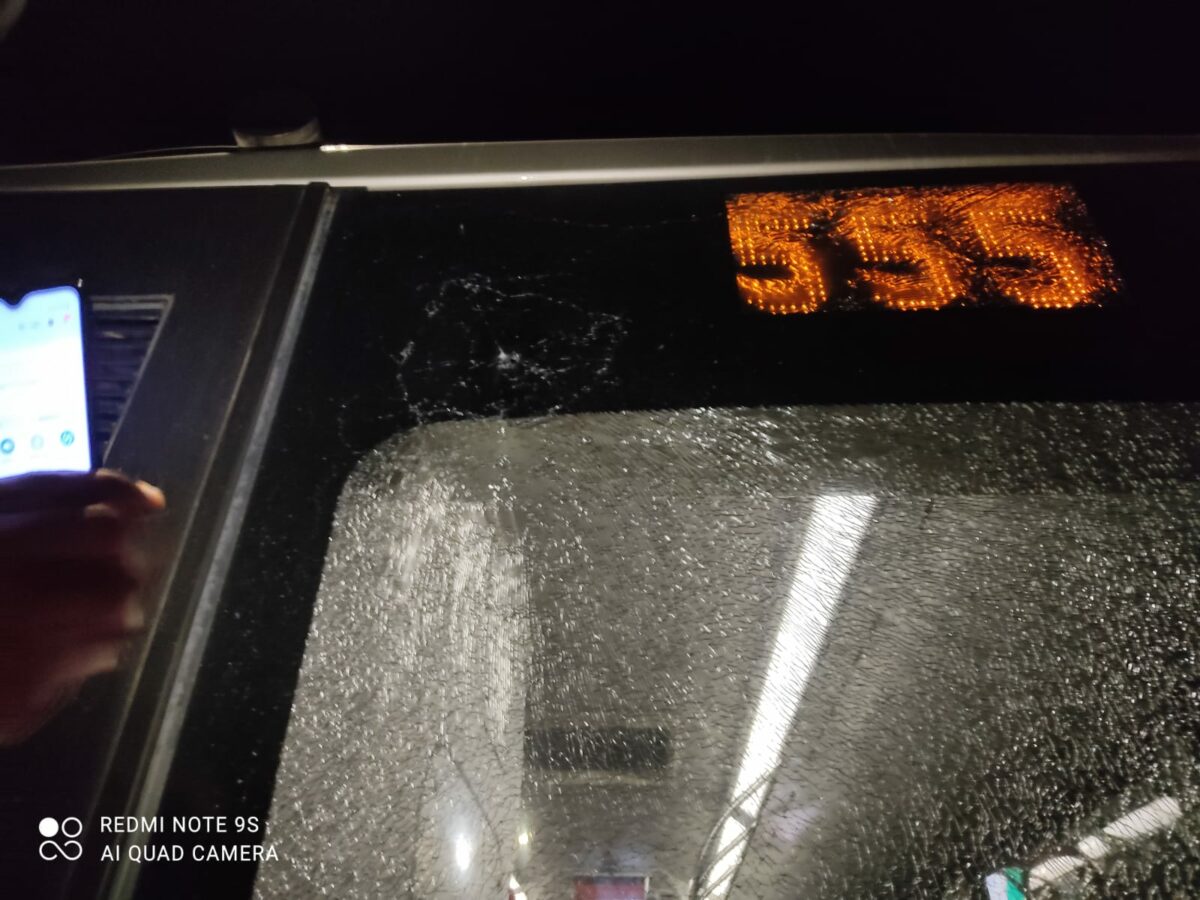 Sassi contro gli autobus: colpito un 555