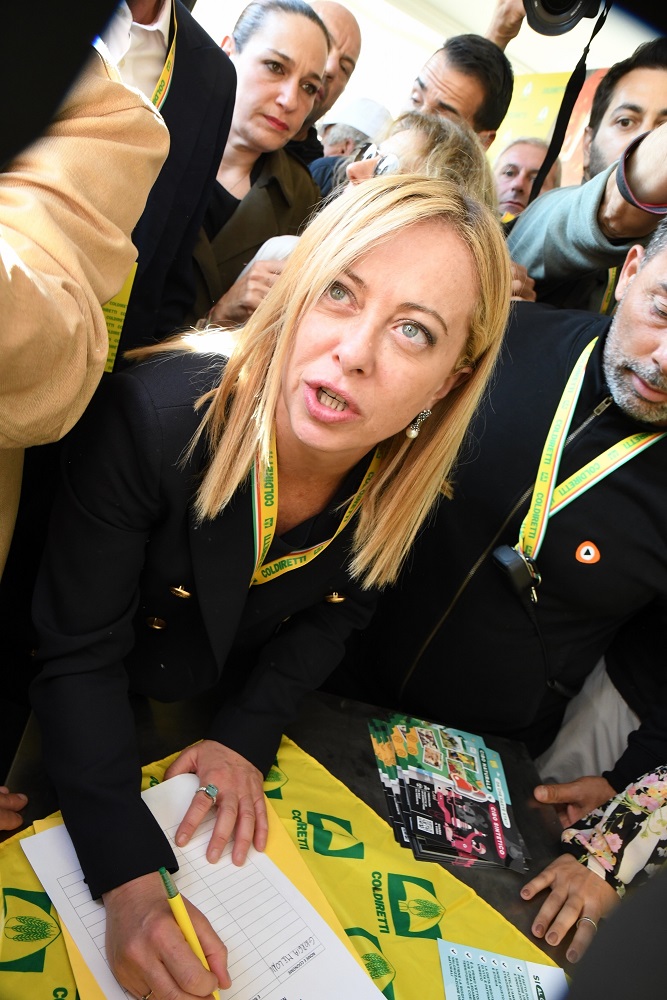 Giorgia Meloni firma per fermare lo sbarco a tavola del cibo sintetico