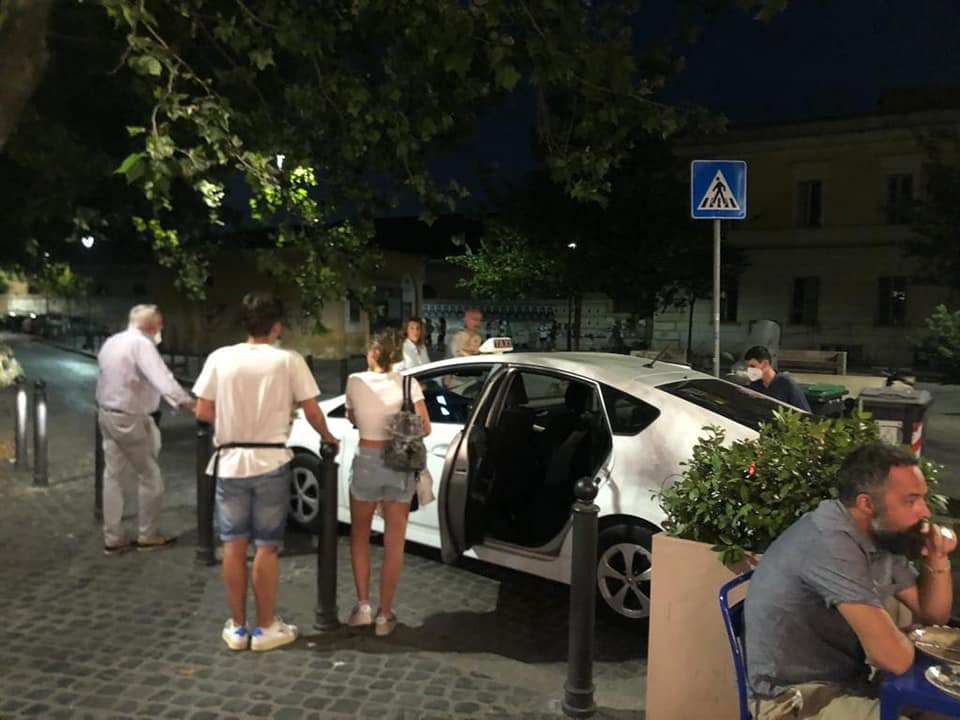 Pedone investito da taxi